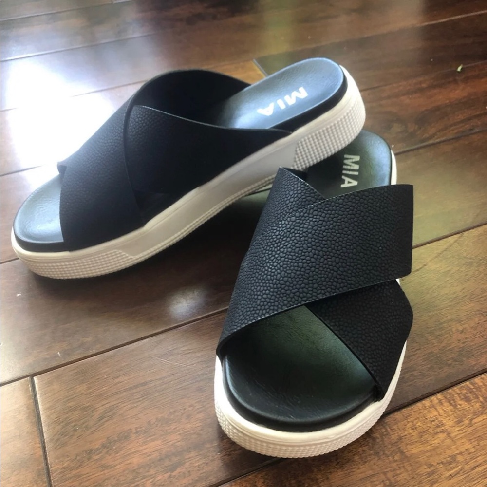 Mia Criss Cross Platform Slides